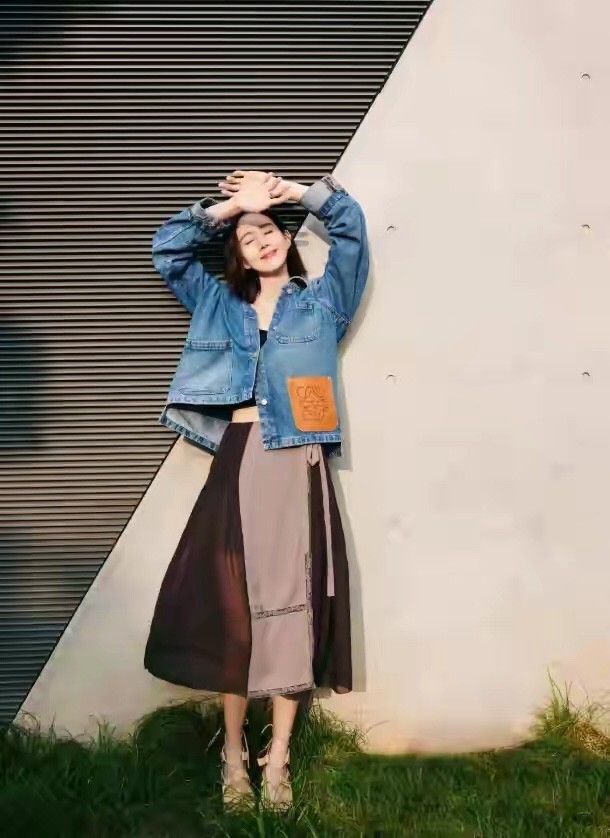 裤装|张钧甯不愧为真女神,穿牛仔外套超时髦,打扮简单却难掩高级感