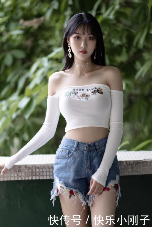 秀丽长发加上精致的外貌，展现出优雅的侧身时，让人得知其中奥妙