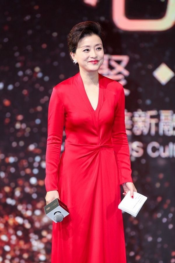 明艳动人|杨澜穿衣真胆大!身穿一袭大红色连衣裙高级优雅,显得明艳动人