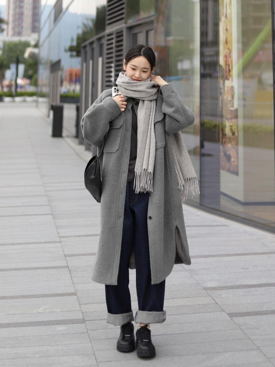 牛仔裤|普通女生也能够穿出时尚感,浅紫色短款羽绒服+怀旧感牛仔裤,干净又整洁!