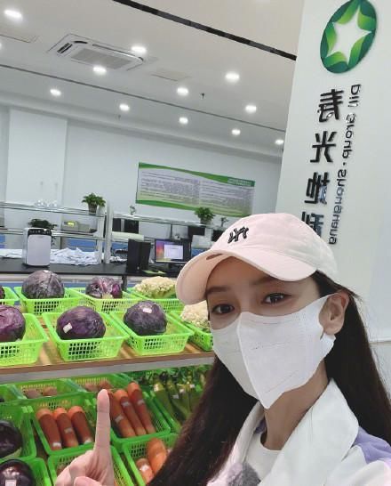 物流园|Angelababy晒凌晨四点的蔬菜物流园直呼:农民伯伯辛苦了