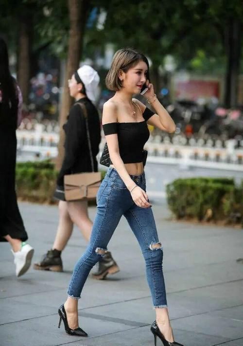 颜色|黑色的露肩上衣搭配紧身牛仔裤，特别洋气，适合很多场合