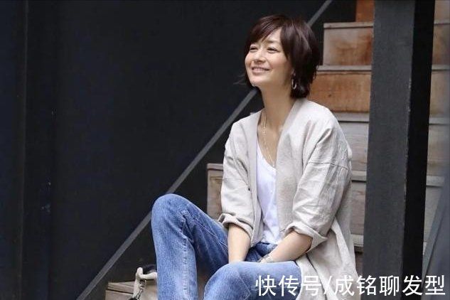 发色 富冈佳子不仅穿搭出众,她的慵懒风微卷短发,就连年轻人都喜欢