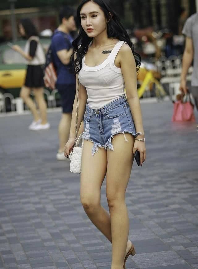 街拍动若脱兔大方的小姐姐,素净简约时髦魅力独特