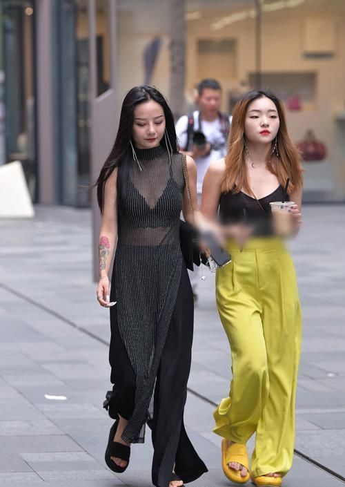 80后跟90后成闺蜜，穿搭各有品味，网友还是姐姐美一点
