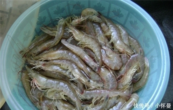 煮虾时,只加生姜和盐可不行,多加“2味”,虾肉不腥不柴味道鲜