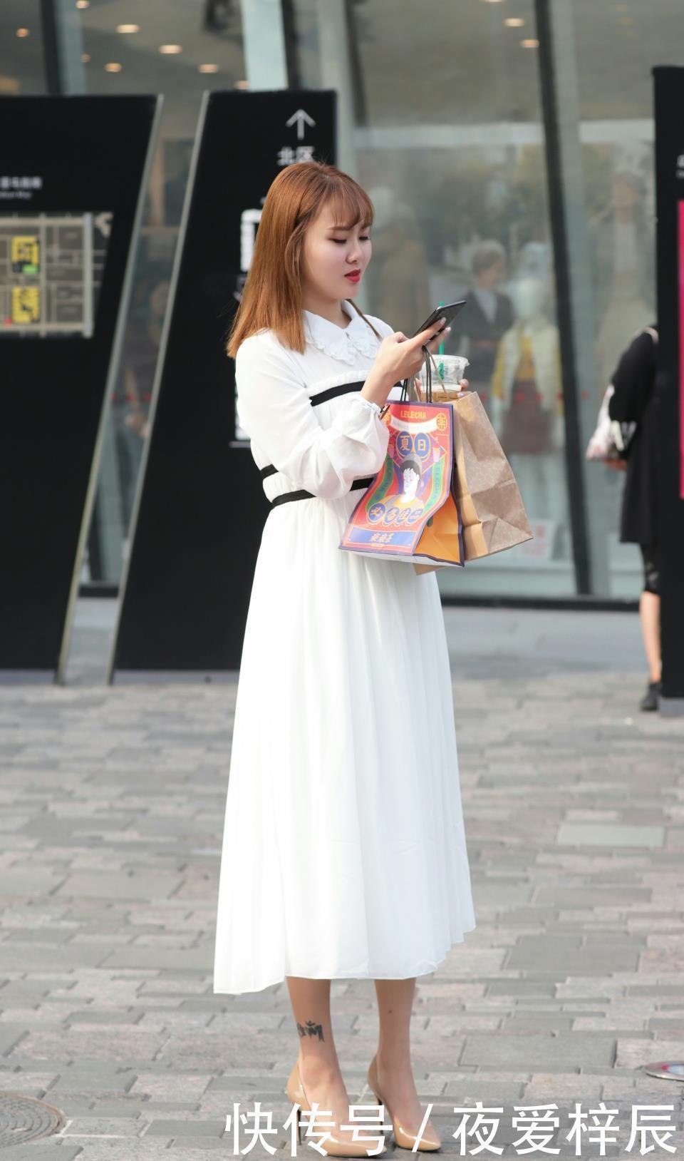 街拍小姐姐时尚有型，走路带风，金色的裙子让小姐姐更有女人味