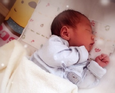 妈妈们|新生儿和妈妈一起睡好,还是自己睡婴儿床更好新手爸妈要看看