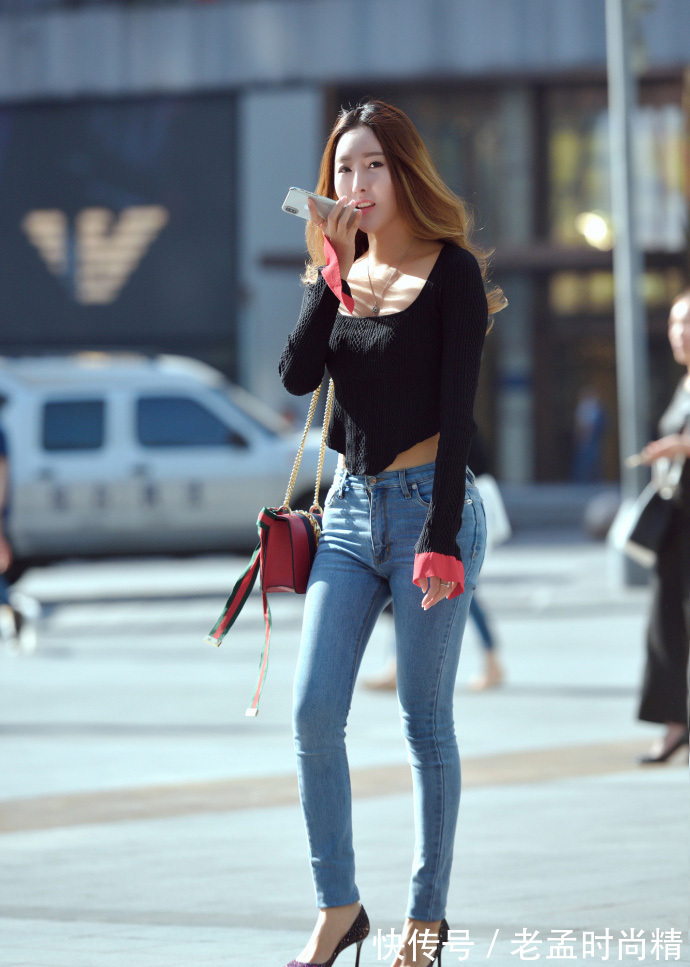 低领毛衫|街拍,黑色低领毛衫搭配牛仔裤,时髦又有女人味!