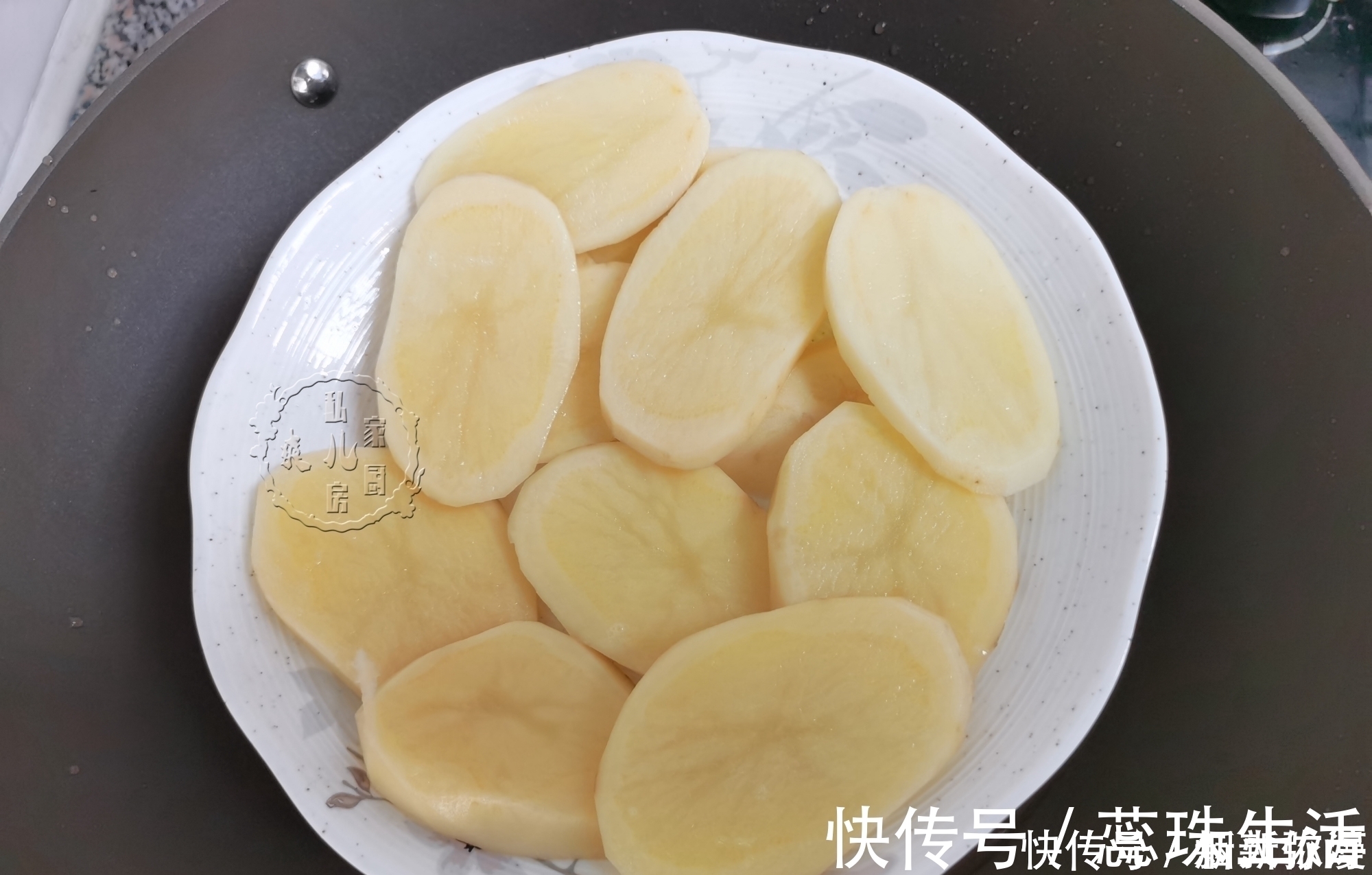 土豆别在炖着吃,加2个鸡蛋,简单一煎,外皮酥脆,孩子超爱吃