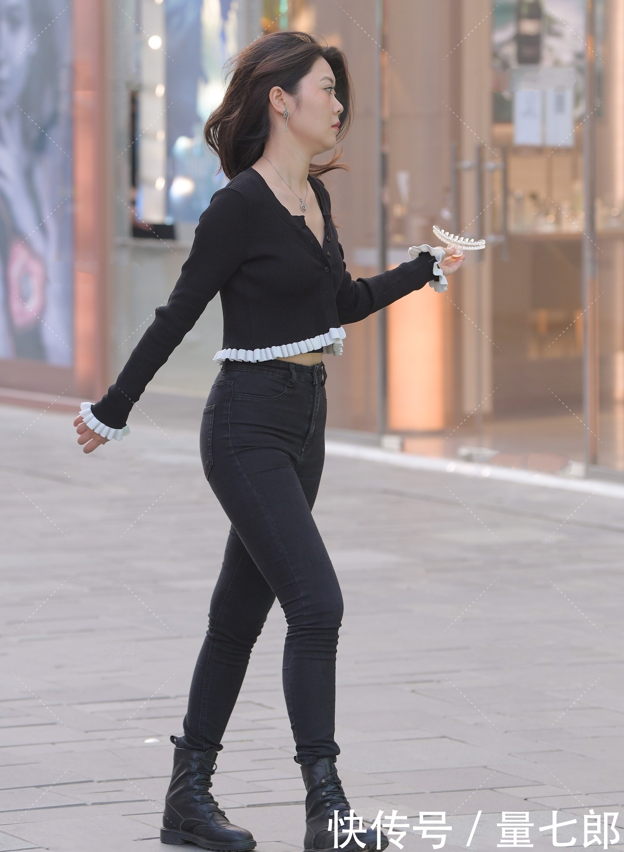 衣服|花边短款针织衬衫搭配高腰黑色牛仔裤,精致迷人,气质出众