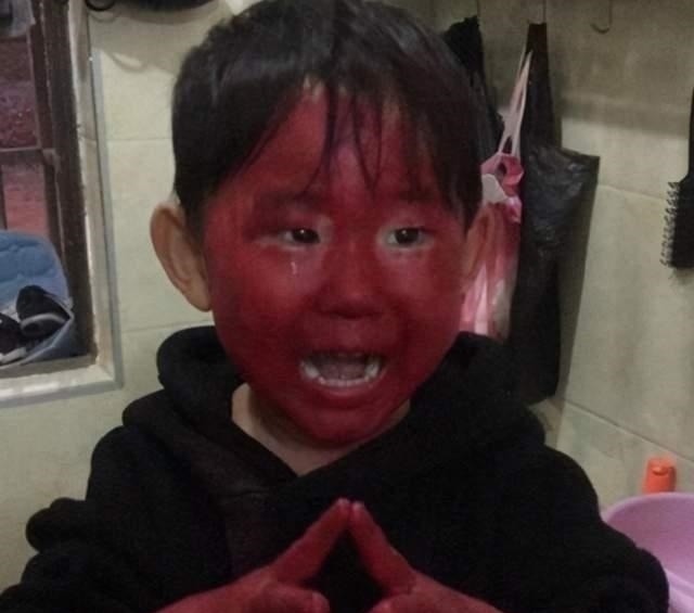 口红|“崩溃妈妈”坐地抱头痛哭,昂贵口红被熊孩子破坏:真是亲生的