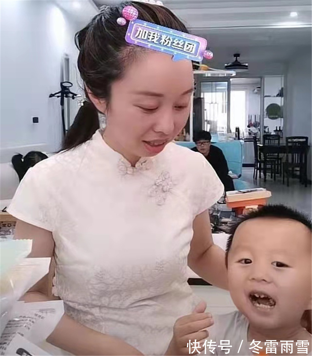 化妆|田静直播带货,精神疲惫,明显肿起的眼袋化妆也遮不住