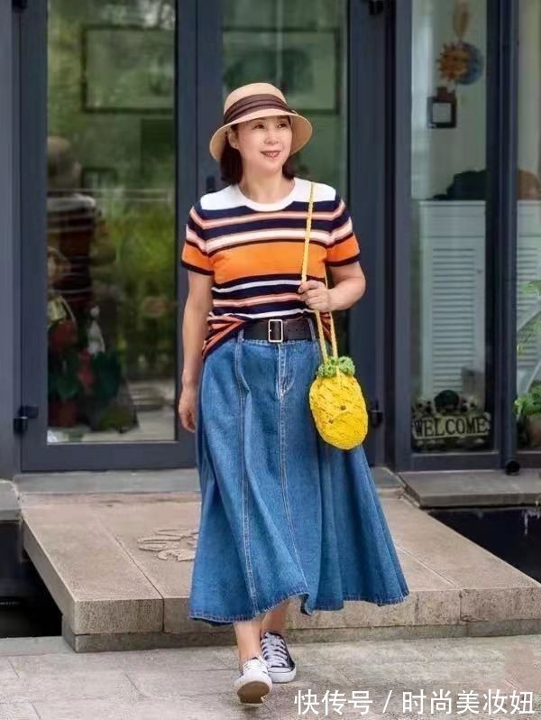 撞色 上年纪的女人不要千篇一律,学会“撞色”搭配,65岁照样美得惊艳