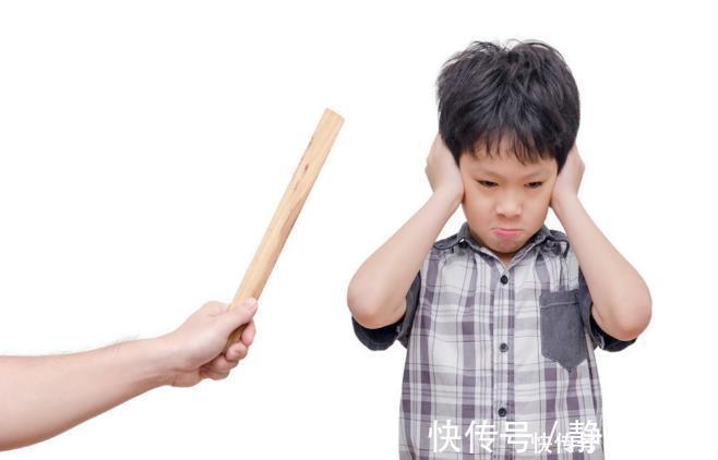 小鸿儿|孩子挨打时出现2种反应,暗示家长该住手了,再打下去会出大问题