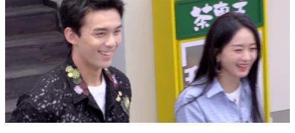 節目|趙麗穎離婚后綜藝首秀,與何炅大方牽手,難道不考慮吳磊的感受嗎