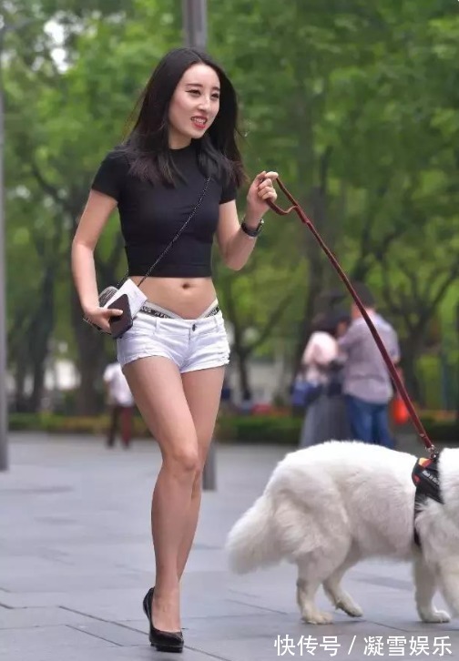 黑色 黑色衫搭配个性短裤,居家又有爱心邻家女孩