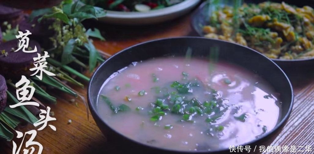 桌子|李子柒晒秋收家宴,吸引三千万人观看,满满一桌子的美味,太馋人