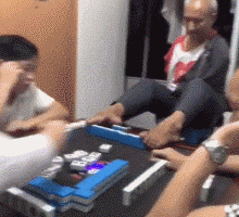 |搞笑GIF:漂亮的妹子都很有礼貌