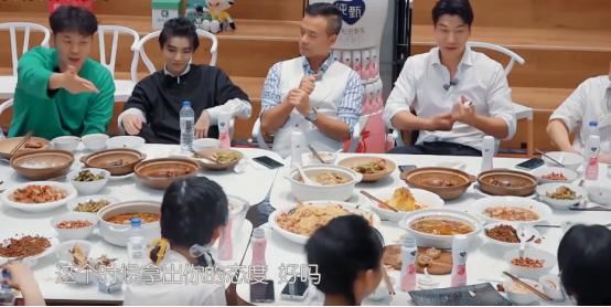  节目|赵丽颖吐槽林大厨毫不留情，气氛逐渐紧张，海涛及时制止表情圈粉