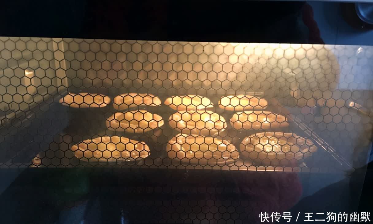 做蛋挞的时候加上一个火龙果,不仅颜值高,味道也很好