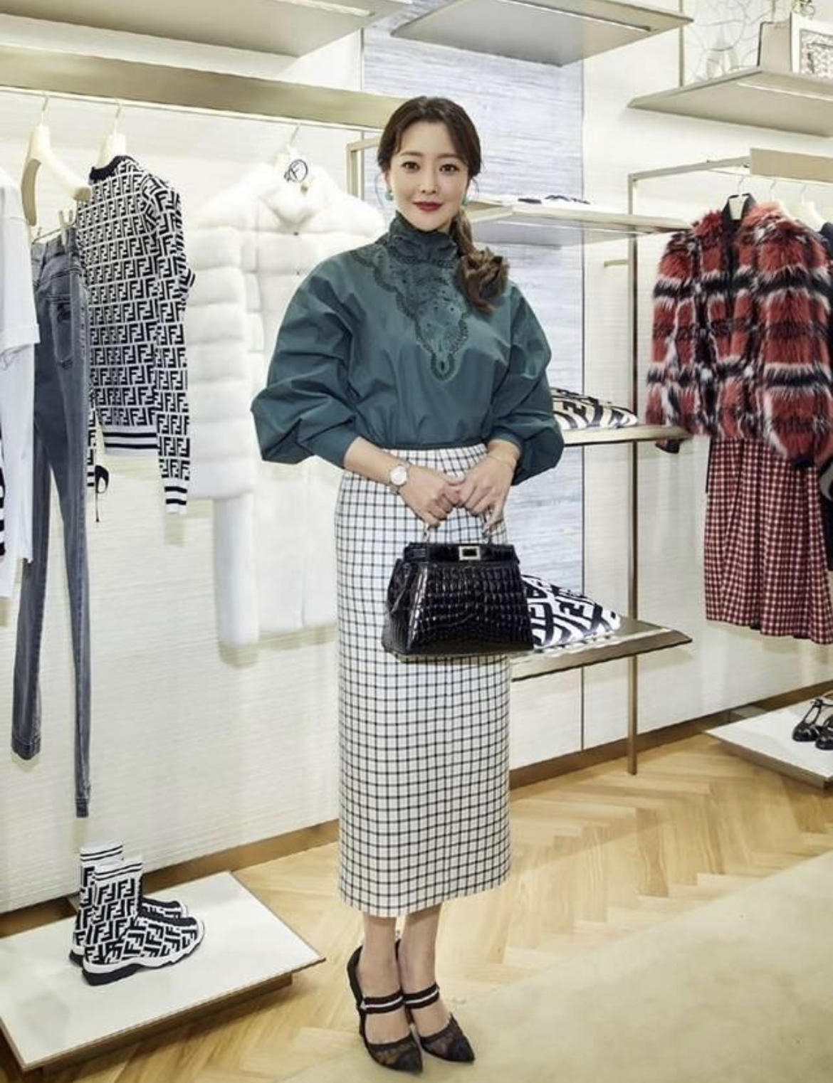 包臀裙|马蓉的夏季机场造型还挺潮流!针织衫搭配格纹半身裙,简约洋气
