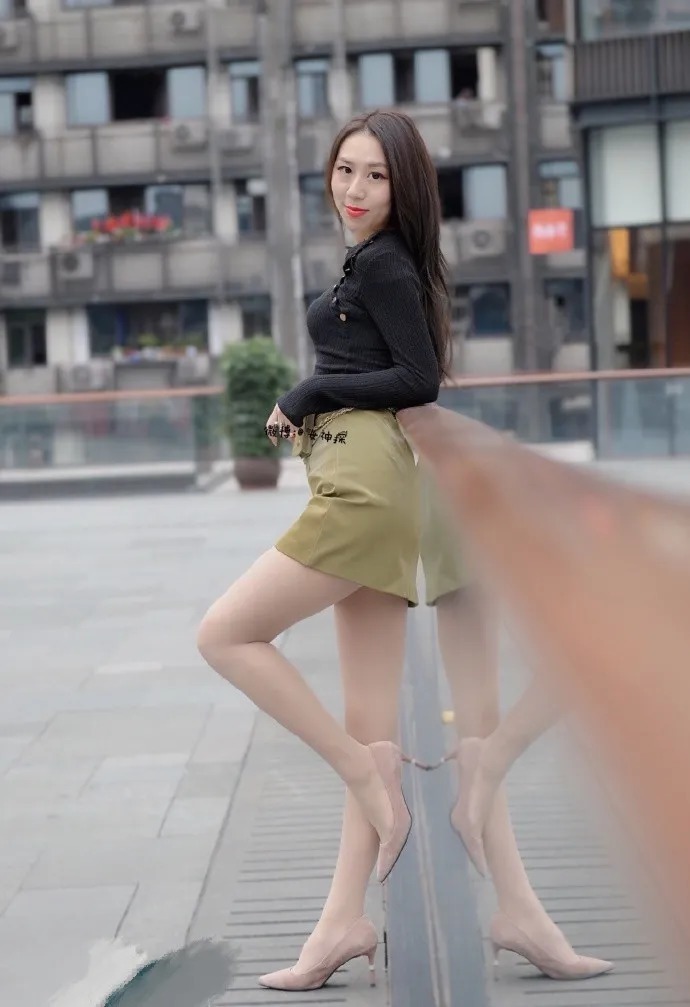 简单|高跟鞋穿搭,黑色长袖上衣搭配淡橘黄色露膝短裙,简单青春有活力