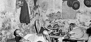 女子|13张老照片再现吸食鸦片的清朝百姓男子骨瘦如柴,女子媚态毕露