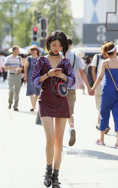 路人街拍,小姐姐好有气质,身穿高腰的黑色裤子,很是优雅