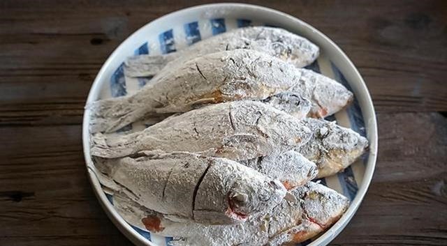 炸鱼时,有人用面粉有人用淀粉,都不对!学会正确做法,香脆好吃