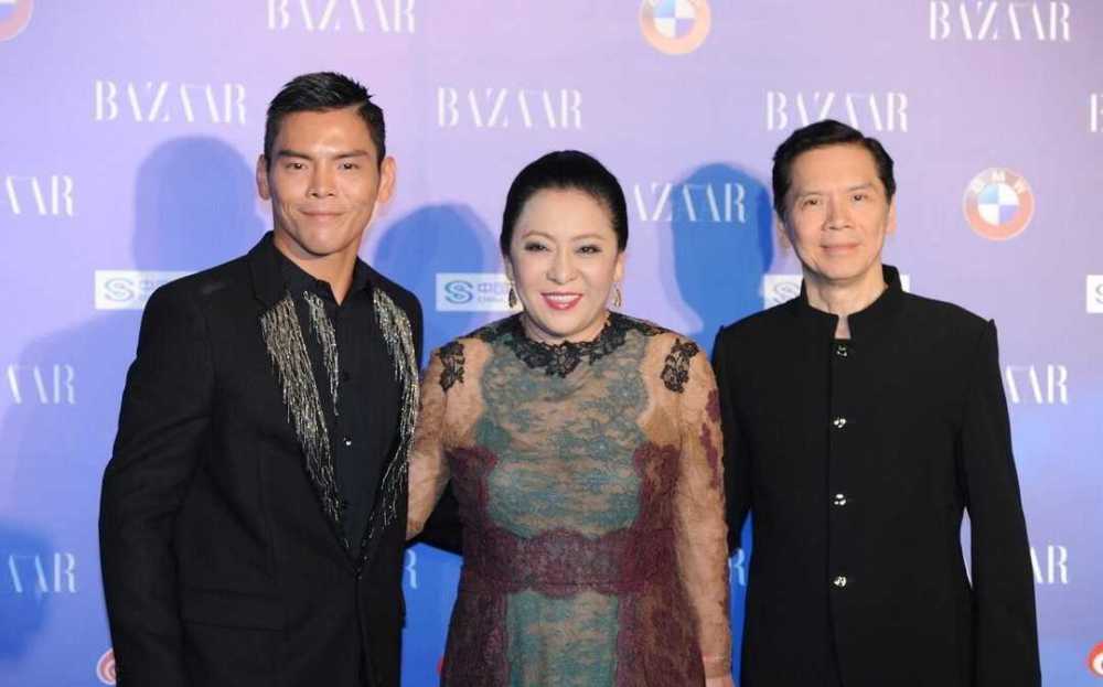 向太把“微胖美精髓”穿出来了，蕾丝连衣裙高级洋气，端庄成熟