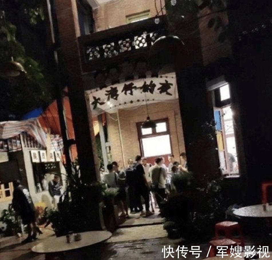 61歲惠英紅現身綜藝《大灣仔之夜》，14年后與陳小春再續母子緣