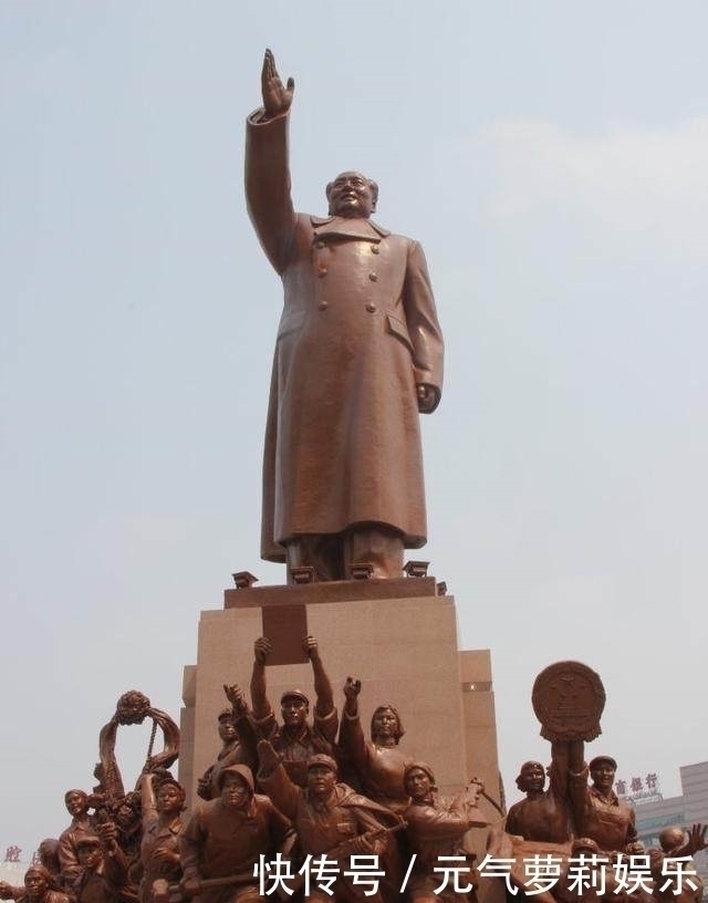 中山广场&全国最完整的毛主席雕塑广场,像总高20米,造型经典,属国家文物
