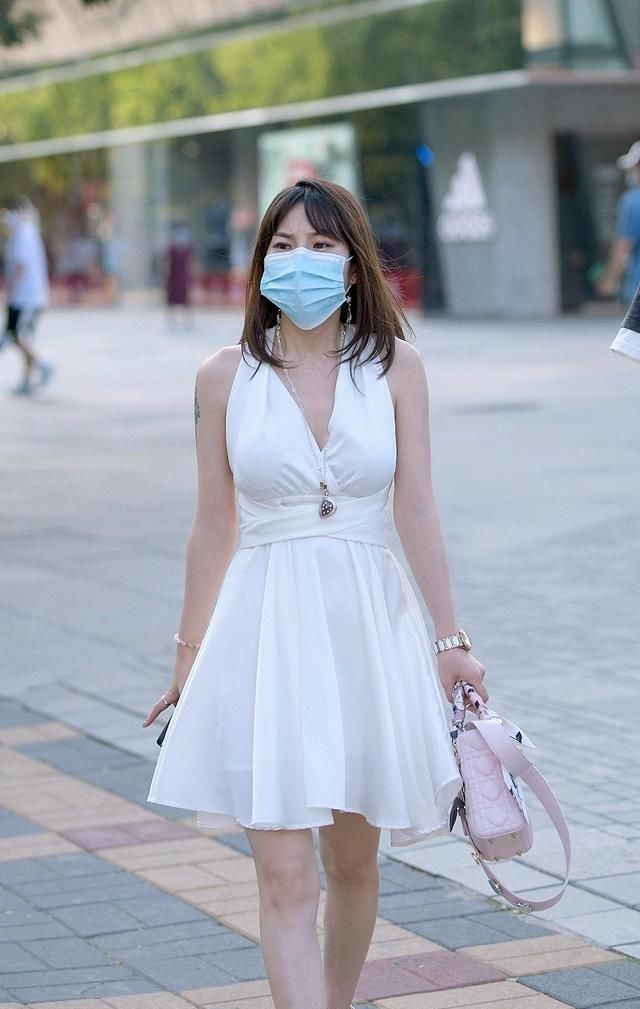 小红|连衣裙性感修身,要讲究色彩搭配,魅力绽放的简单技巧
