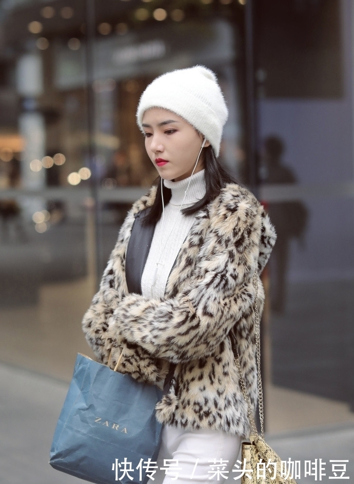 穿搭:美女上面穿一件抹胸背心搭配一条牛仔裤,活力又有个性!