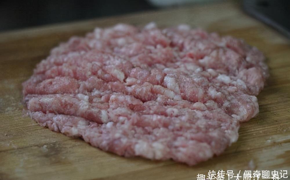 饭店的肉包子，肉馅为啥抱团？关键就在这两步，很多人还不知道