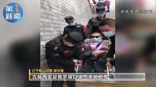 行动不便游客想上钟楼 几个小伙子连推带抬助其实现梦想