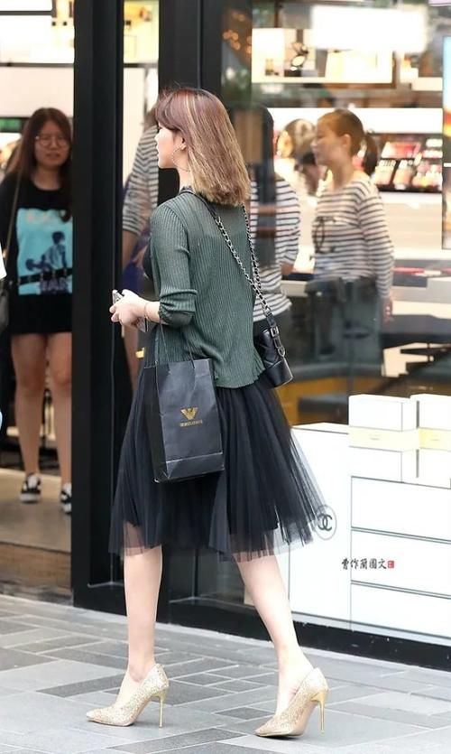 街拍：美女，用尖头细高跟添彩春装