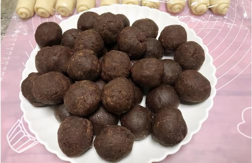  香味扑鼻，酥到掉渣的酥皮豆沙饼，小时候的味道，怎么也吃不够