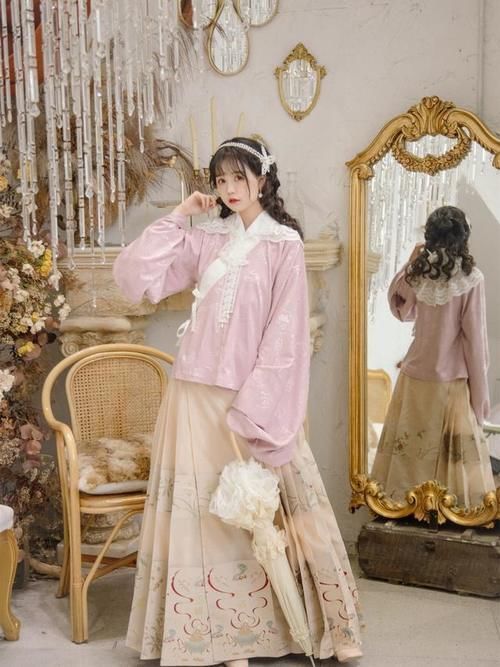 写真|当“军装蓝”遇上“汉服红”,好一个铁汉柔情,太让人羡慕了