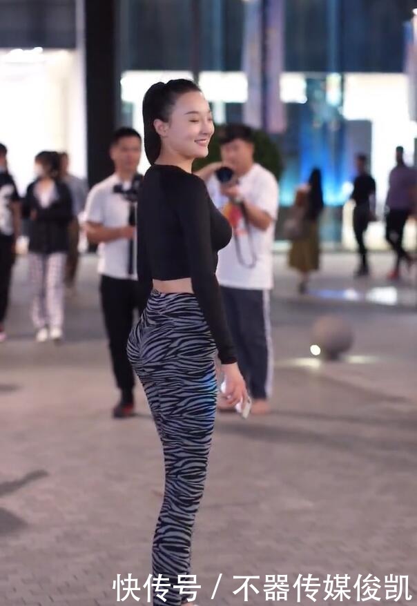 街拍|瑜伽裤造型的时尚姐姐，释放出运动女性的高级美