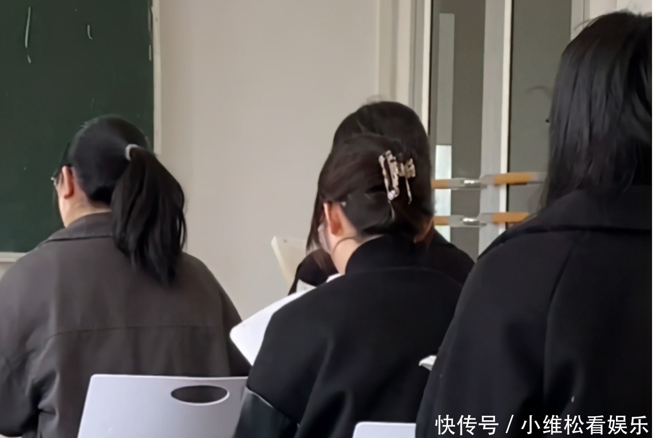 当代女大学生发型一览，流行趋势逗乐网友：越看越像70后