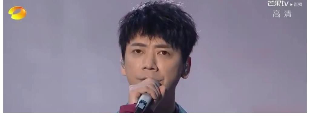 湖南卫视跨年晚会尴尬瞬间,主持团出场集体翻车,杨幂飞吻周笔畅