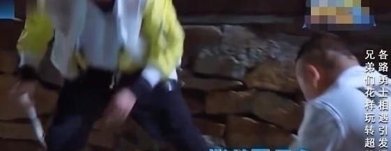 还记得郑恺在《跑男》里对华晨宇说的话吗对方双眼含泪说对不起