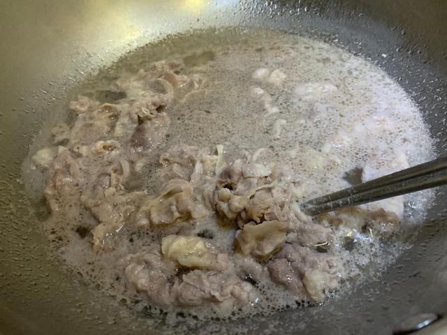 酸汤肥牛金针菇做法超简单,酸辣开胃又下饭,好吃到汤汁都不剩!