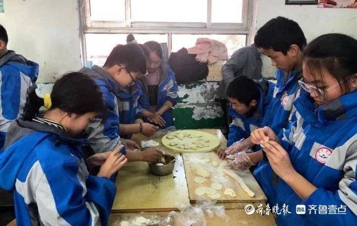  饺子|冬至日，牡丹区中小学里热气腾腾