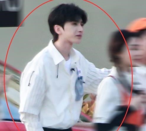 蔡徐坤录制跑男时,全程只拉着一个女生,看清是谁后粉丝彻底酸了