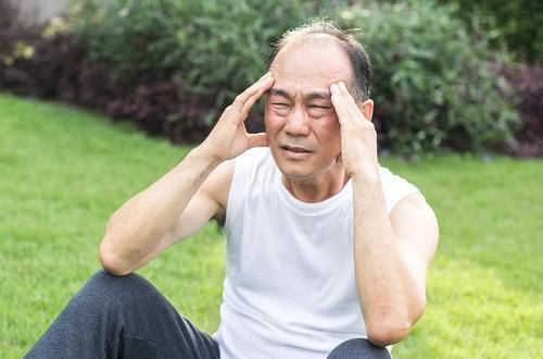 高血压不想“脑溢血”,营养师提醒4类食物再想吃也要忍住