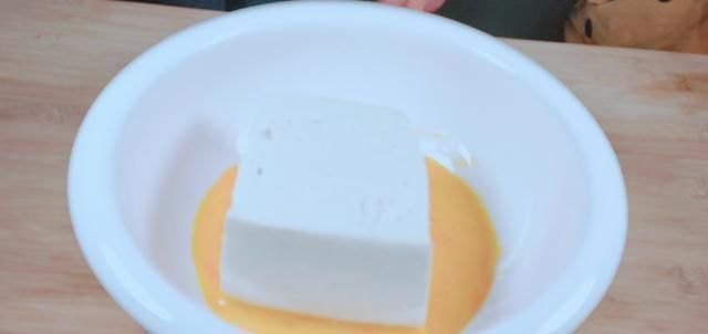 2块钱的豆腐往蛋液里一扔,压一压、搅一搅,出锅孩子吃了10几个