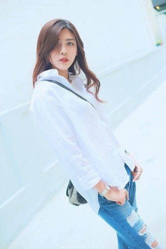 美女|街拍:美女白衬衫牛仔裤清纯气质一览无遗